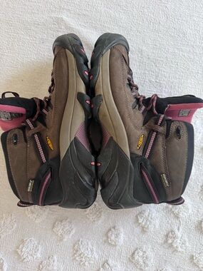 KEEN WOMEN'S TARGHEE III WATERPROOF HIKING BOOTS - SOFT TOE
SZ 9.5